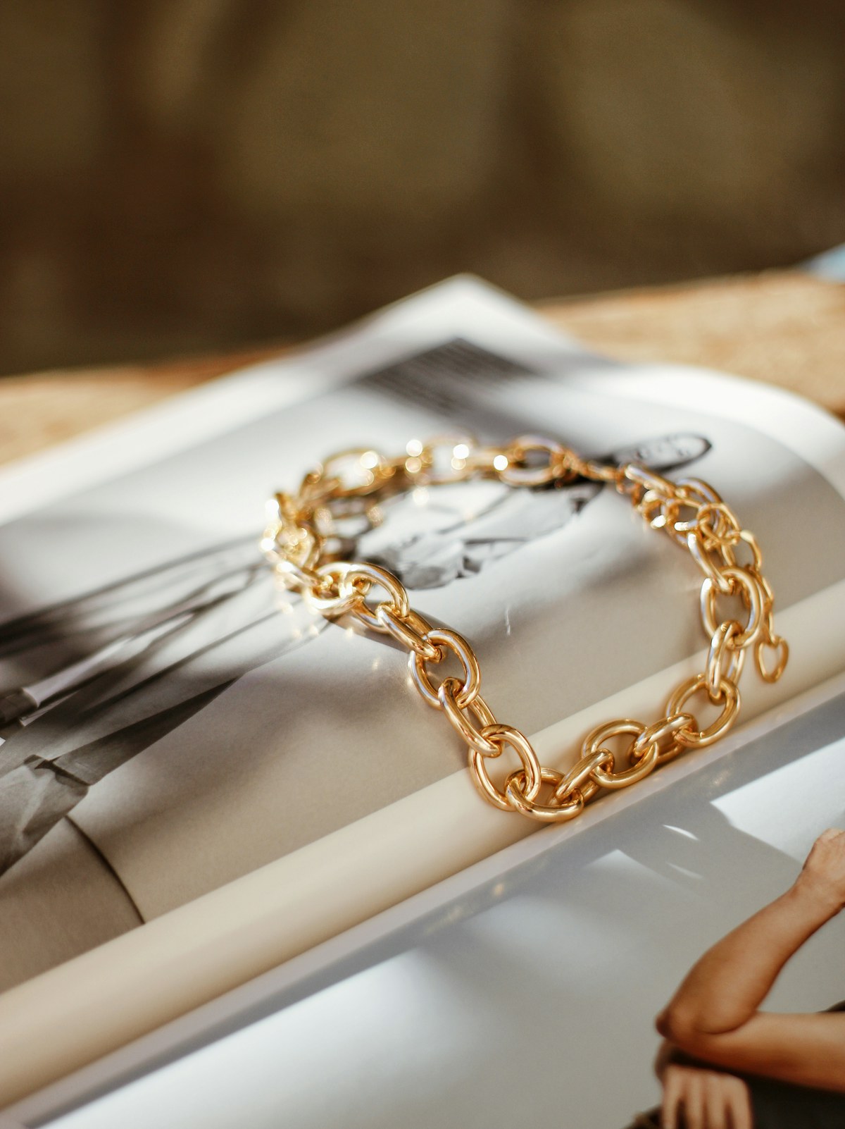 Close view of a gold ring setting